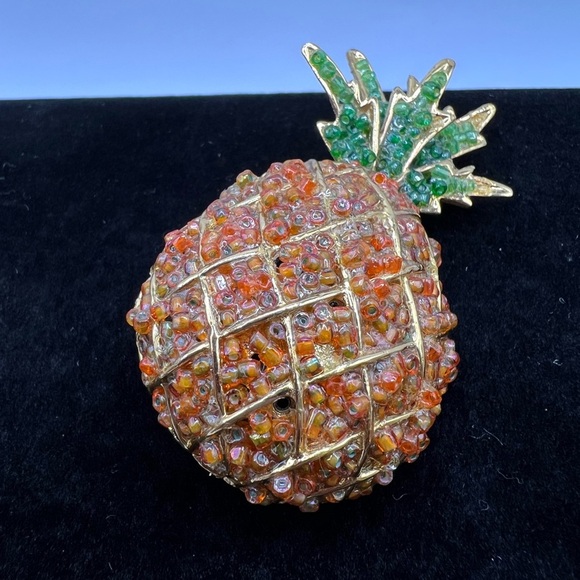 Weiss Pineapple Brooch - Picture 2 of 4